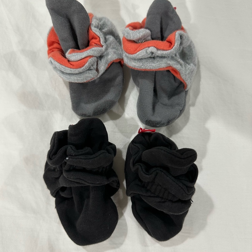 Zutano Unisex Cotton Baby Booties, 6M, 2 pairs Black & Heather Gray / Gray